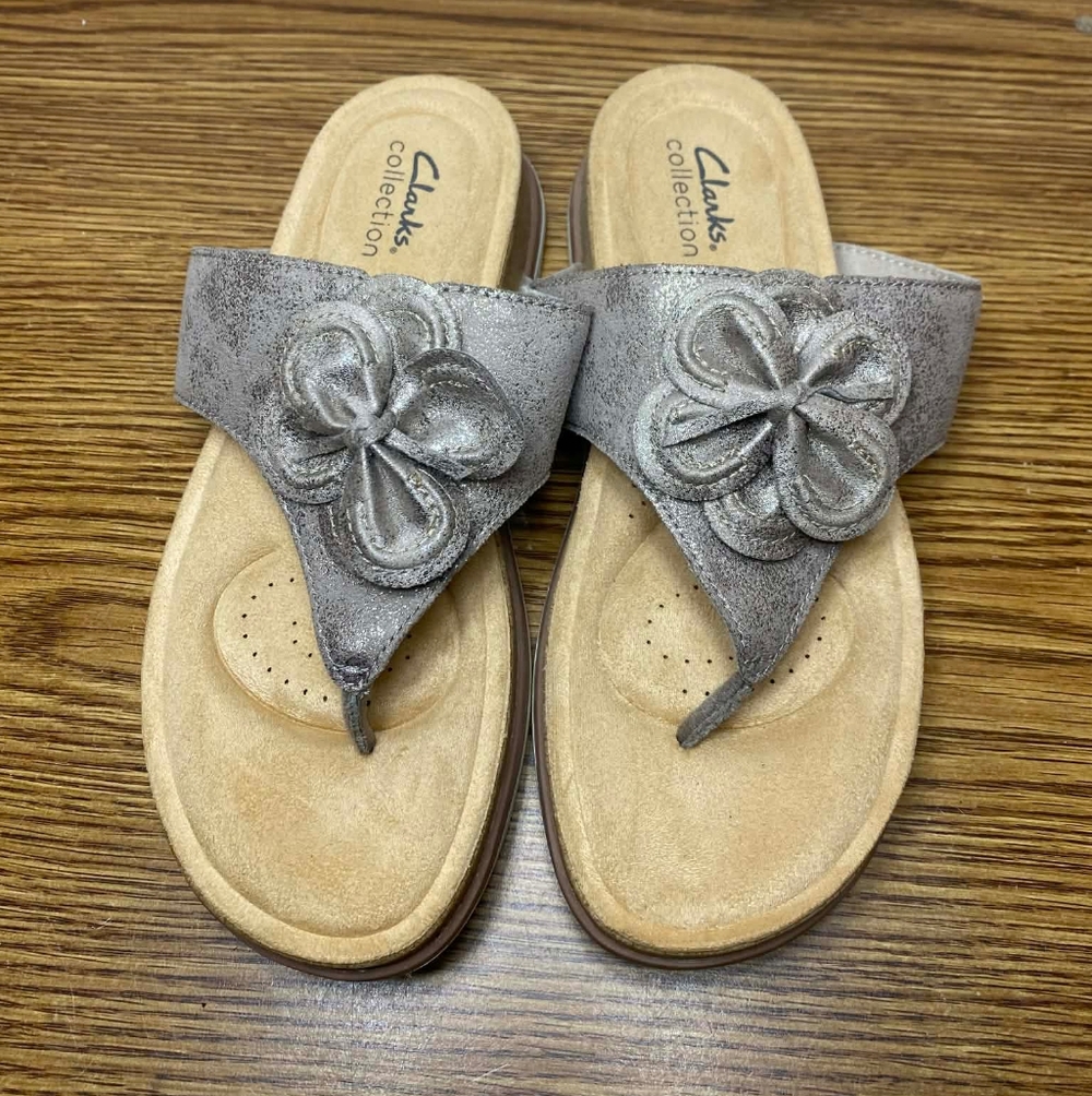 Clarks Collection Women's Taupe Beige Metallic Flower Slip On Sandals Size 7M.